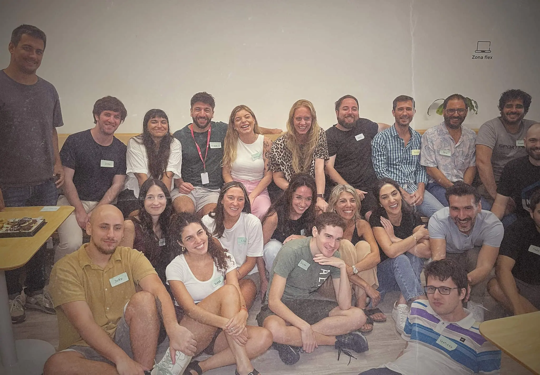 Equipe da Howdy aproveitando uma atividade em grupo